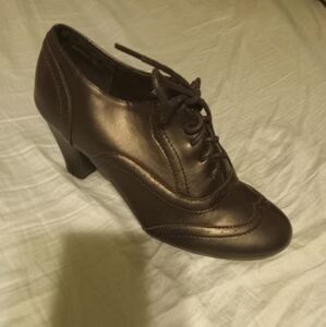 New black low heel boots size 8